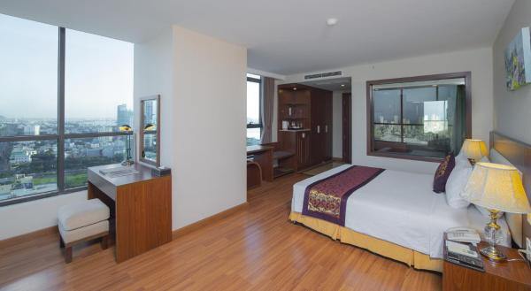 Deluxe City View King Room with Bathtub