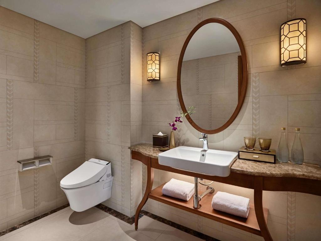 Suite Deluxe có Giường cỡ King với Quyền lui tới Sảnh khách