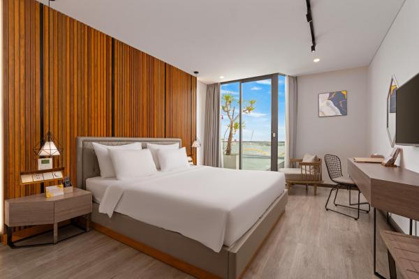 Phòng Deluxe Giường Đôi Hướng Sông Có Ban Công