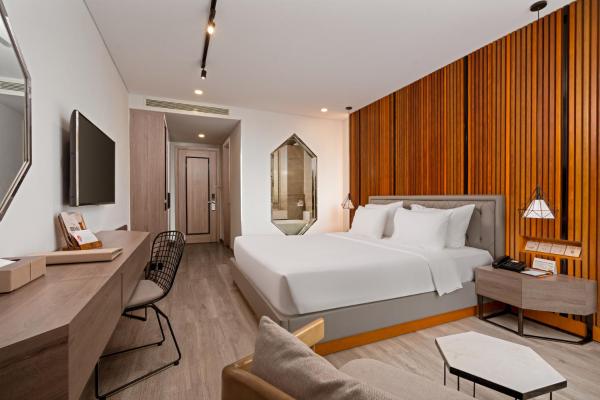 Phòng Deluxe Giường Đôi Hướng Sông Có Ban Công