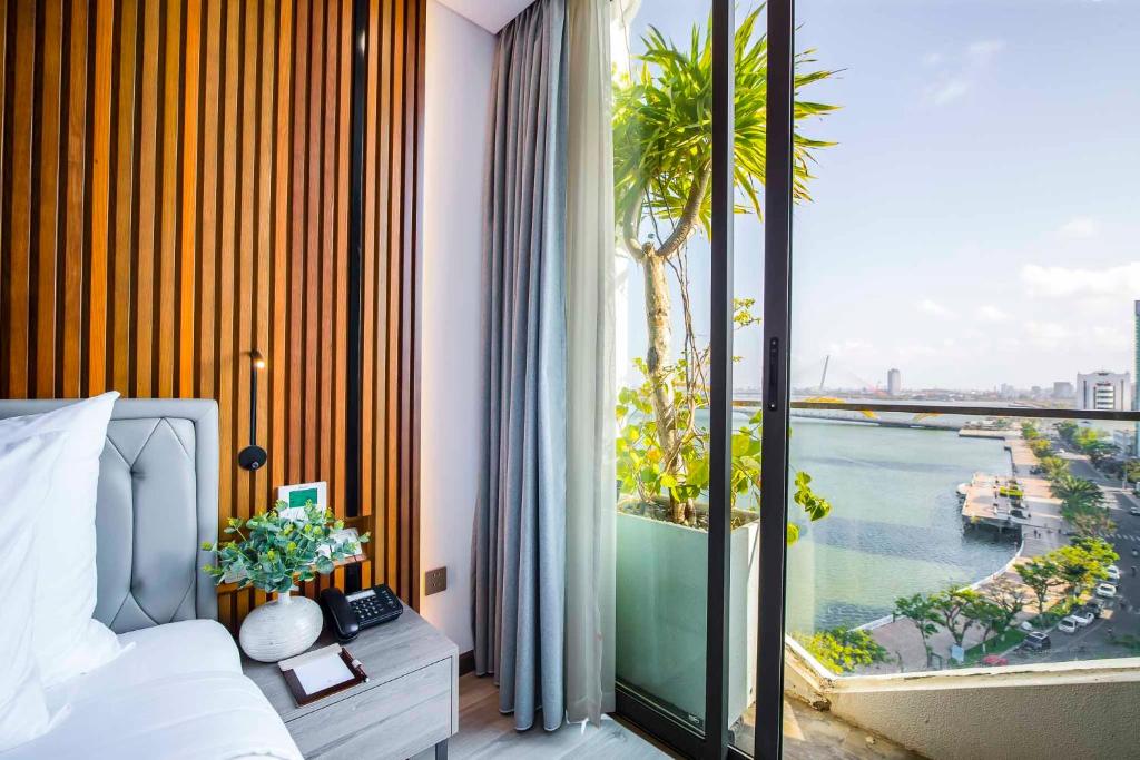 Phòng Deluxe 2 Giường Đơn Có Ban Công Nhìn Ra Sông
