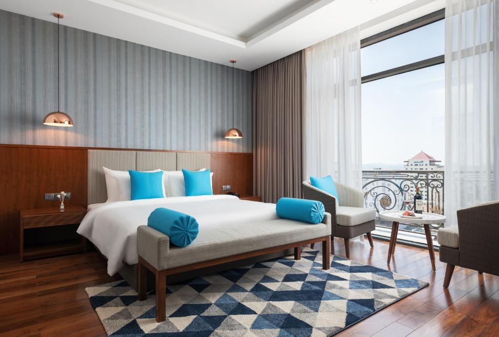 Phòng Premier Deluxe có giường cỡ King