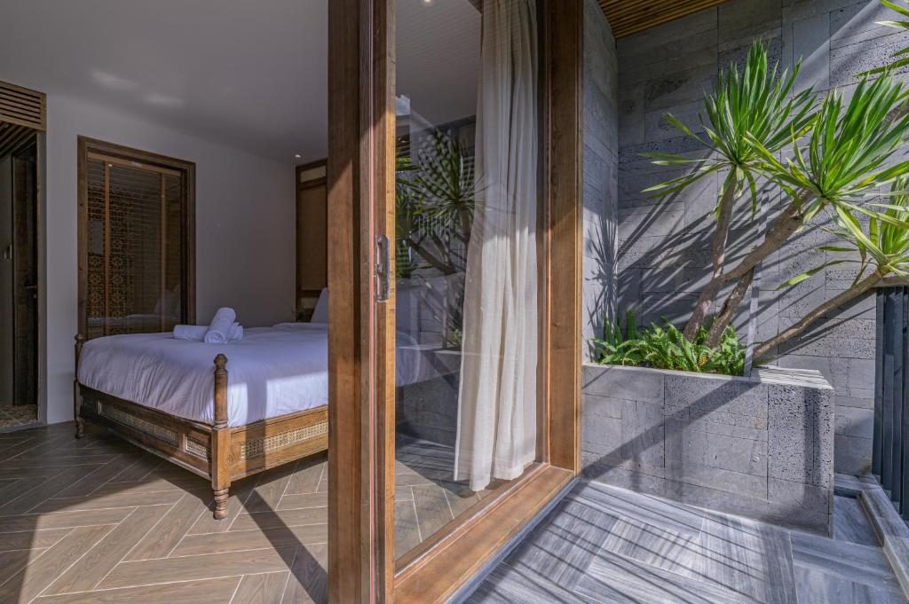 Suite Deluxe Có Ban Công Riêng