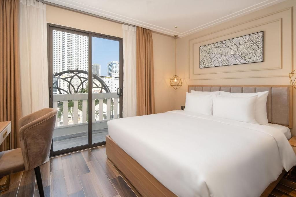 Twin Suite with Balcony and City View