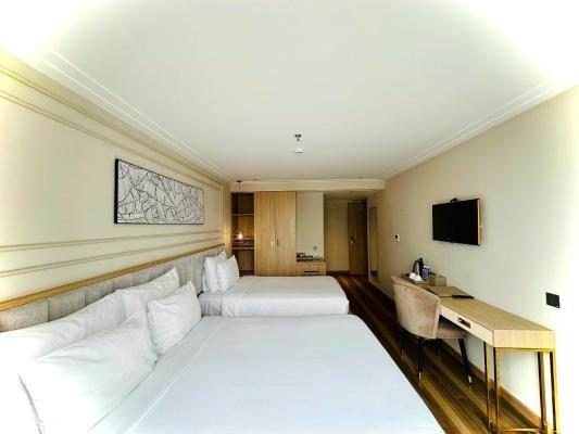 Twin Suite with Balcony and City View