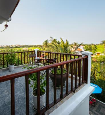 Phòng Deluxe 3 Người Có Ban Công Nhìn Ra Toàn Cảnh