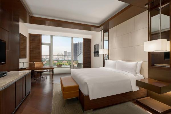 Executive King Balcony Room, Executive lounge access, 1 King, Lake View