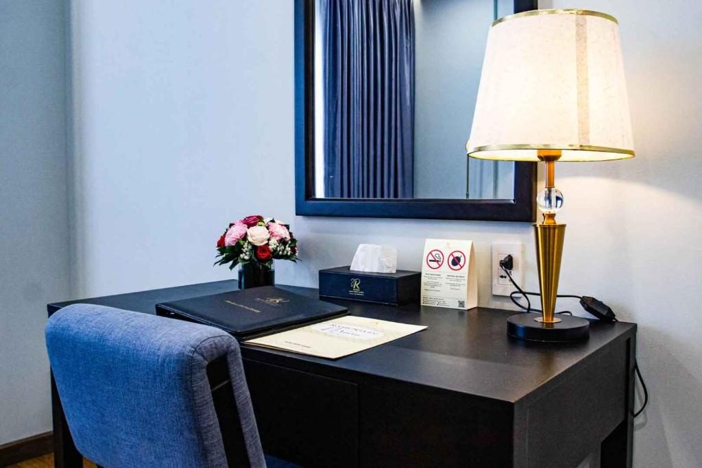 Suite with Complimentary minibar and 1 set of laundry/person/day (not accumulated)