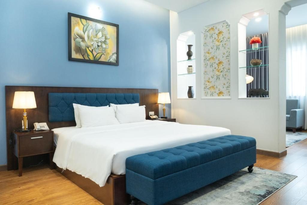 Suite with Complimentary minibar and 1 set of laundry/person/day (not accumulated)