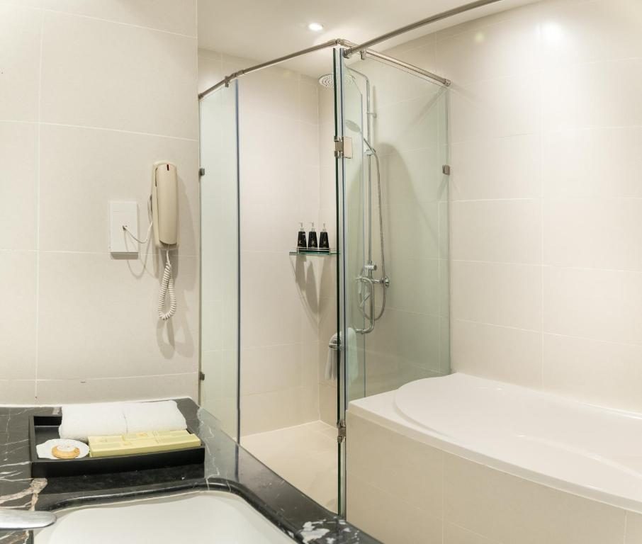 Suite with Complimentary minibar and 1 set of laundry/person/day (not accumulated)