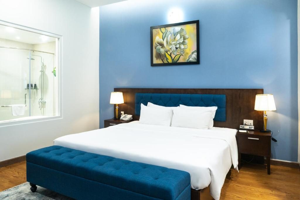 Suite with Complimentary minibar and 1 set of laundry/person/day (not accumulated)