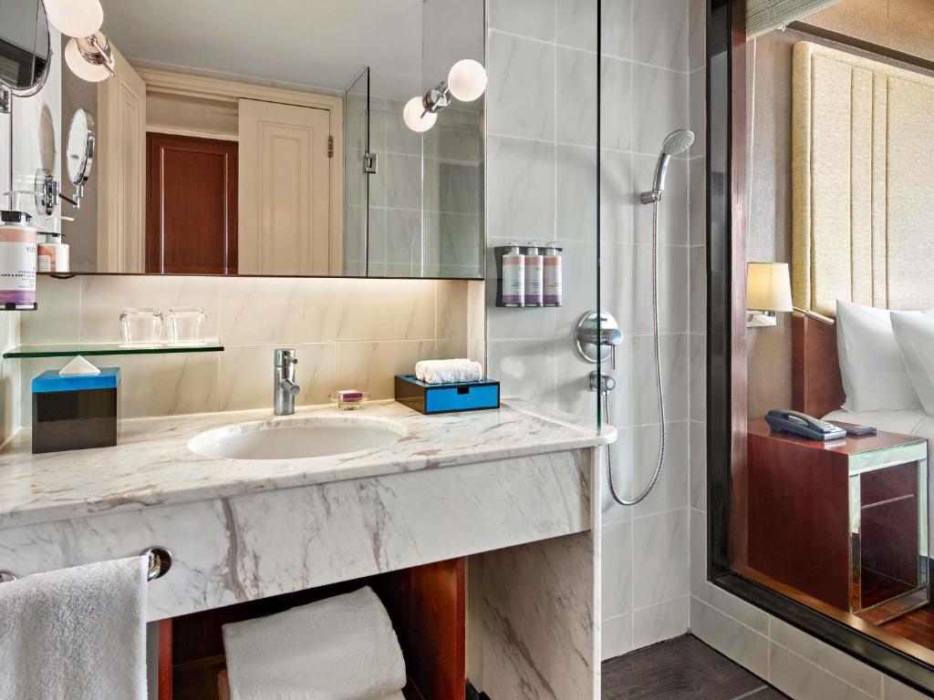 Deluxe King Room – Complimentary daily chocolate hour 5-6pm