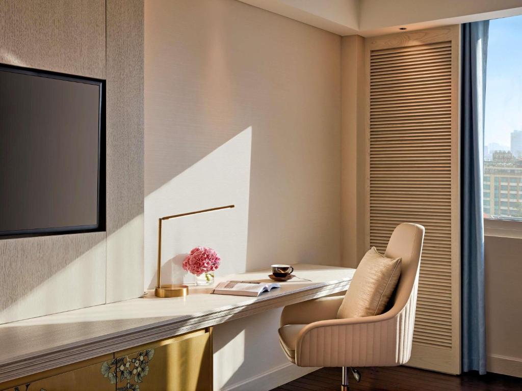 Executive King Room with Lounge Access – High Floor – Complimentary daily chocolate hour 5-6pm
