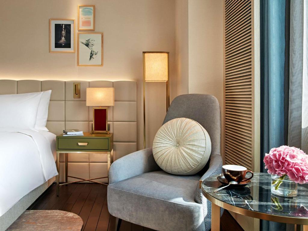 Executive King Room with Lounge Access – High Floor – Complimentary daily chocolate hour 5-6pm