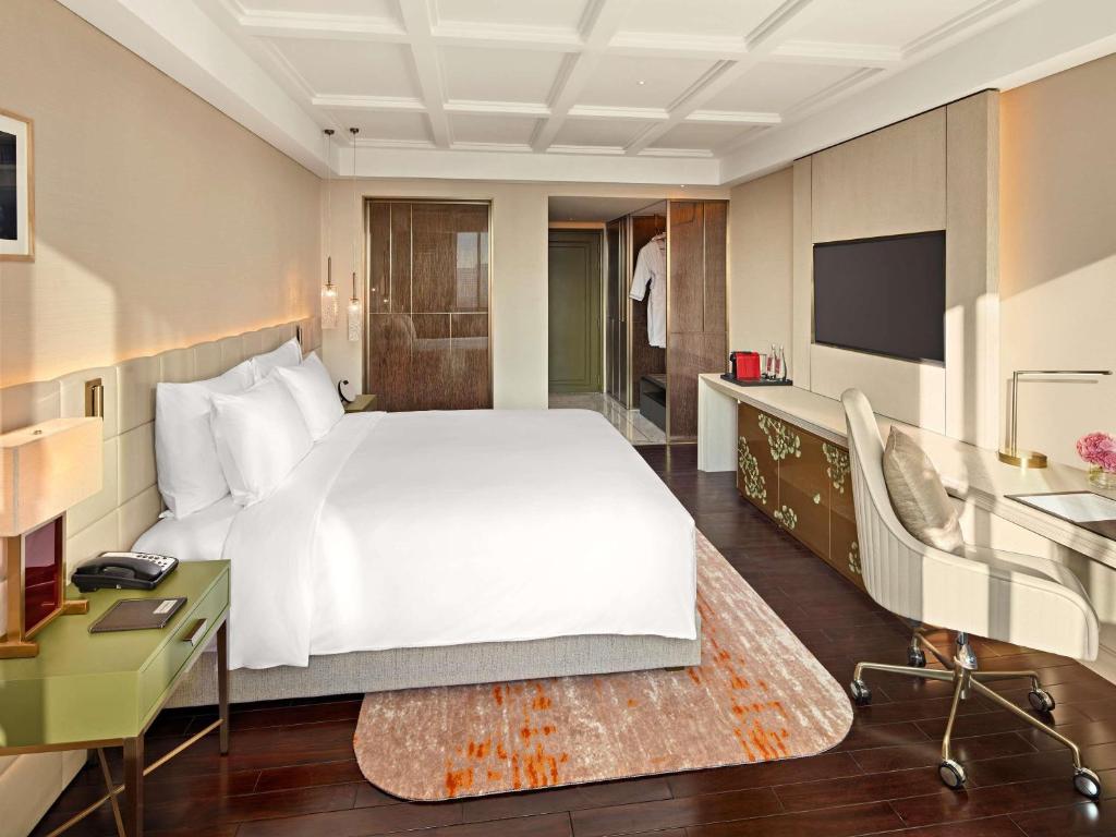 Executive King Room with Lounge Access – High Floor – Complimentary daily chocolate hour 5-6pm