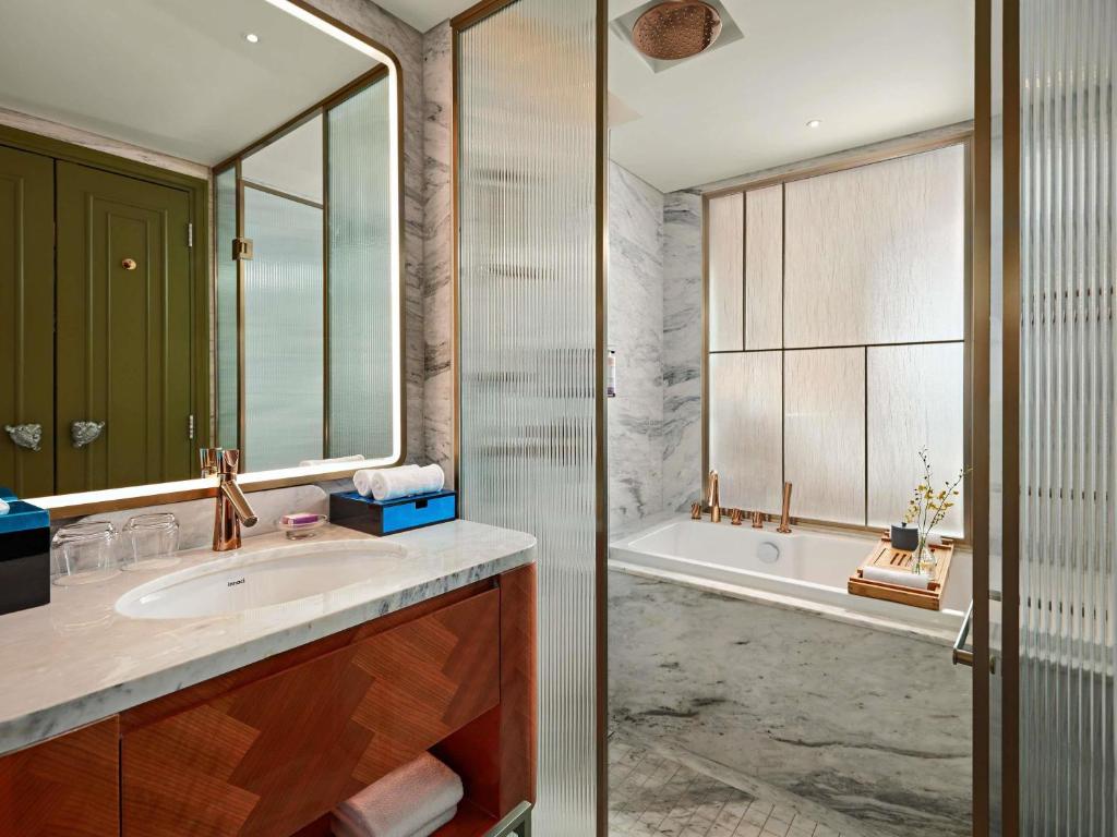 Executive King Room with Lounge Access – High Floor – Complimentary daily chocolate hour 5-6pm