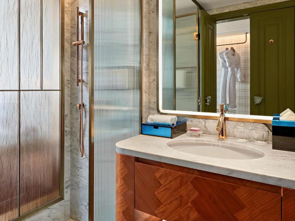 Executive King Room with Lounge Access – High Floor – Complimentary daily chocolate hour 5-6pm
