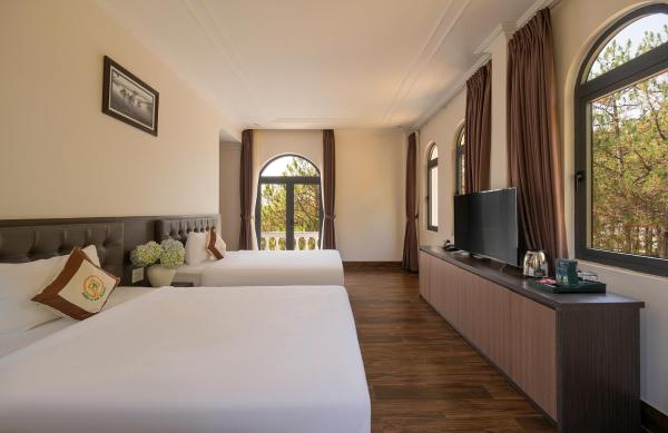 Grand Twin Room with Bathtub and Forest View