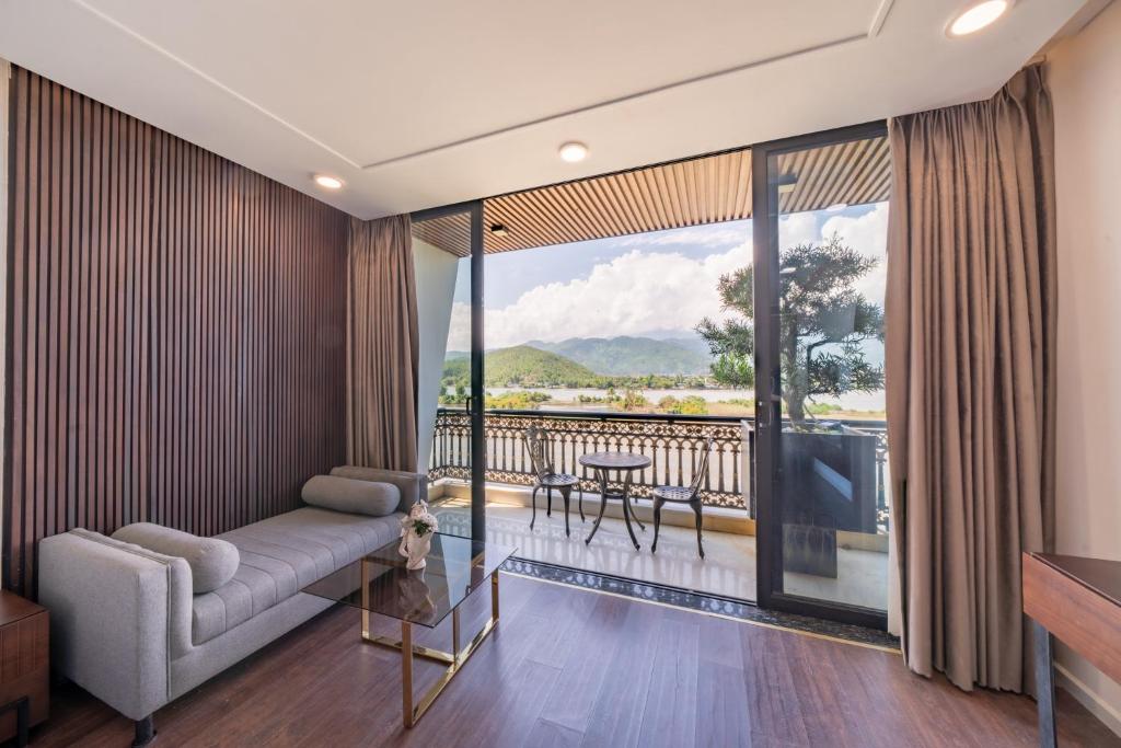 Studio Nhìn ra hồ