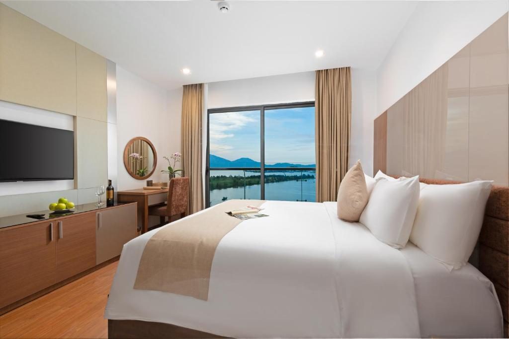Phòng Deluxe Giường Đôi Có Ban Công Nhìn Ra Vịnh