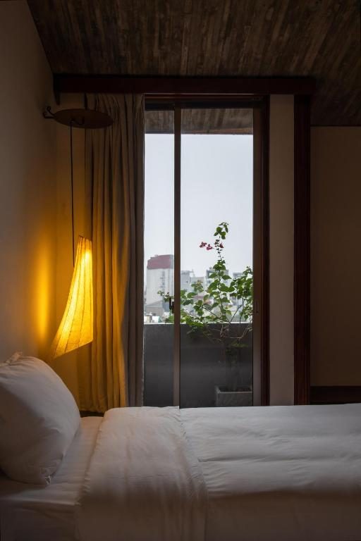 Windy_King or twin bed balcony