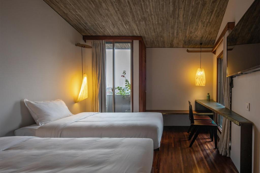 Windy_King or twin bed balcony