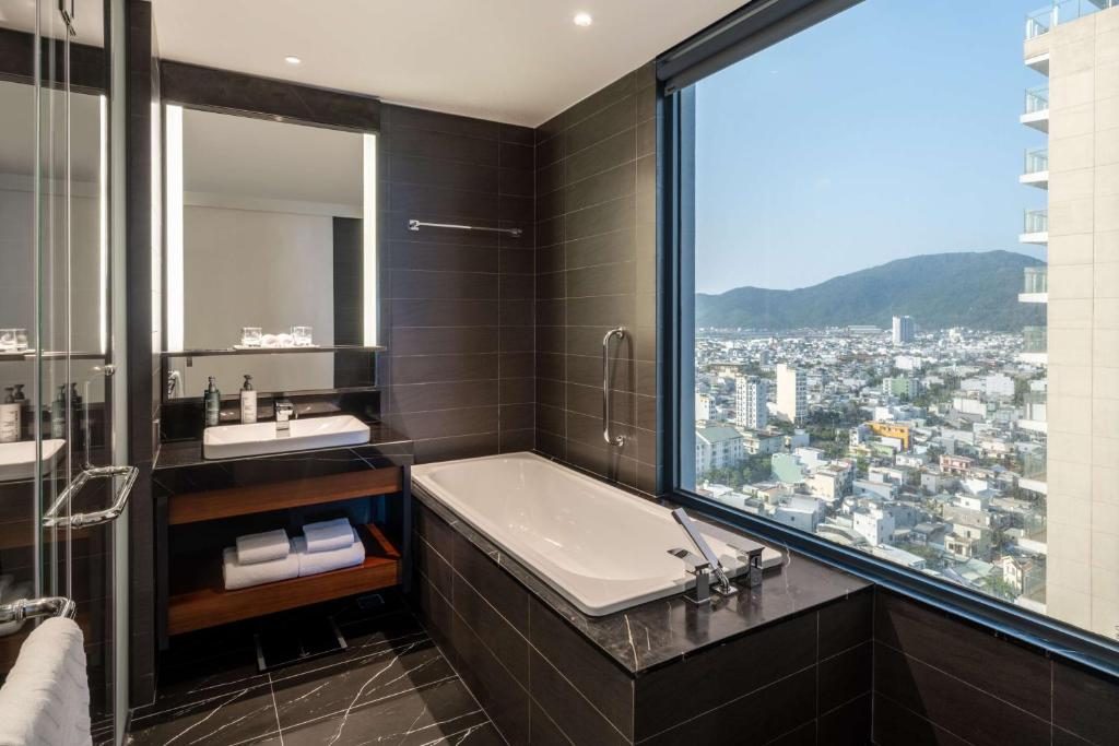 Phòng Deluxe Ở Góc Có Giường Cỡ King Và Ban Công Nhìn Ra Biển