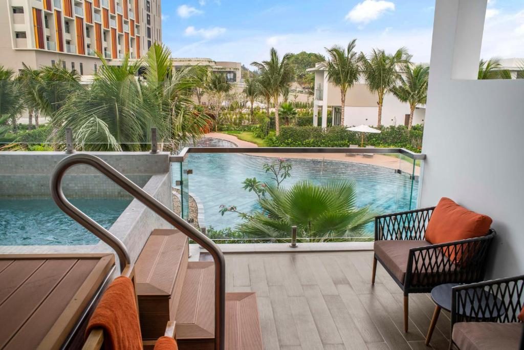 Suite Có Giường Cỡ King Với Bể Jacuzzi Và Tầm Nhìn Ra Vườn