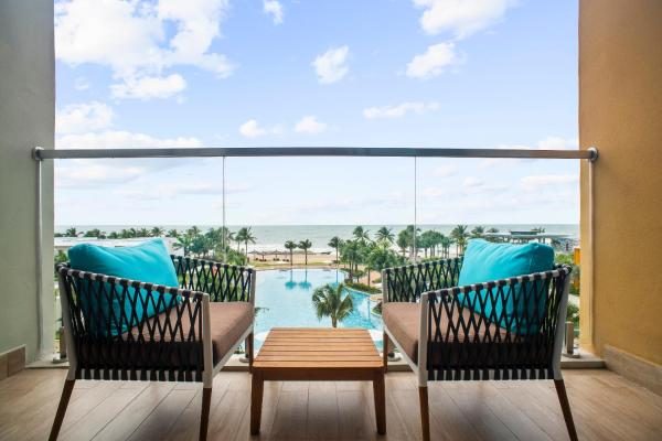 Phòng Cổ Điển Có Giường Cỡ King Và Ban Công Nhìn Ra Biển