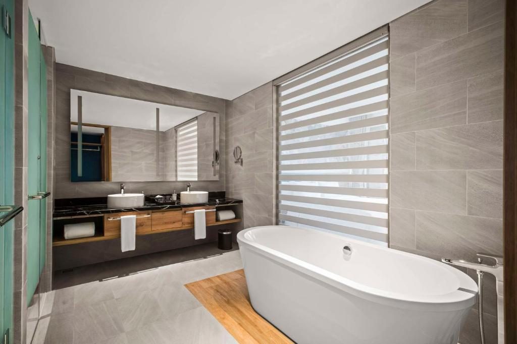 Suite 1 Phòng Ngủ Có Ban Công Nhìn Ra Biển – Tầng Cao