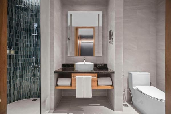 Suite 1 Phòng Ngủ Có Ban Công Nhìn Ra Biển – Tầng Cao