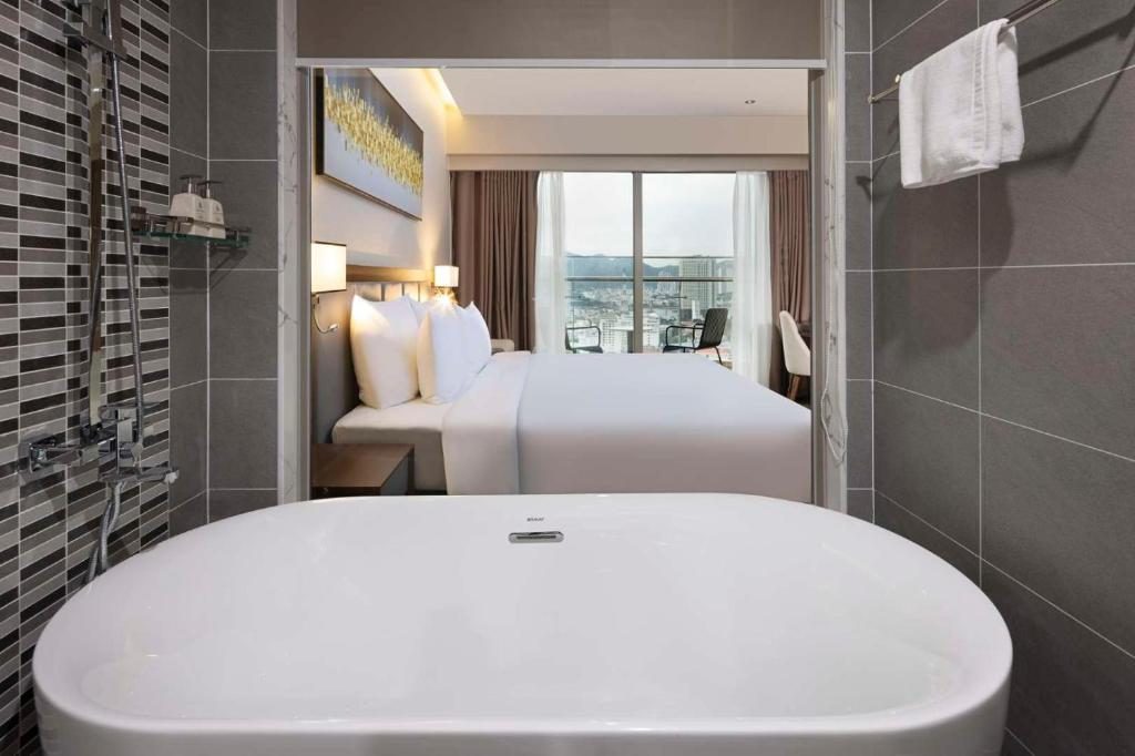 Phòng Deluxe Đôi hoặc 2 giường đơn nhìn ra 1 góc biển
