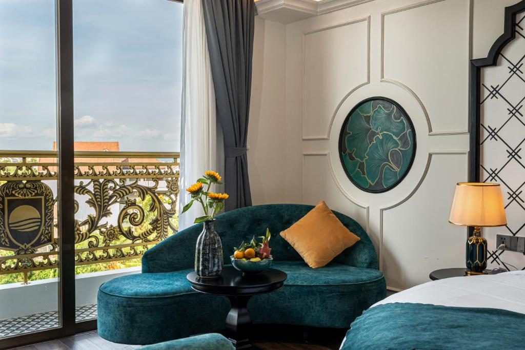Signature Suite with Balcony