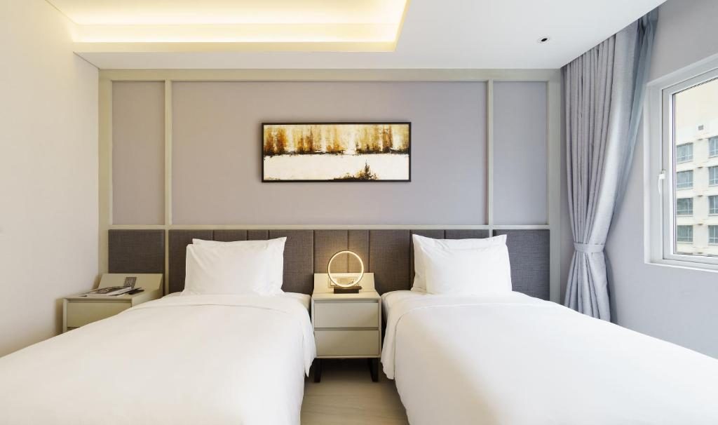 Premier Executive Twin – Complimentary Daily Afternoon Tea & Welcome Minibar