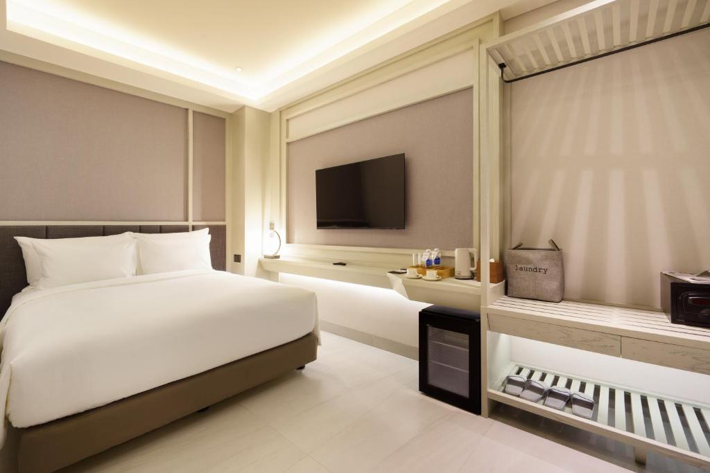 Junior Deluxe – No Window – Complimentary Daily Afternoon Tea & Welcome Minibar