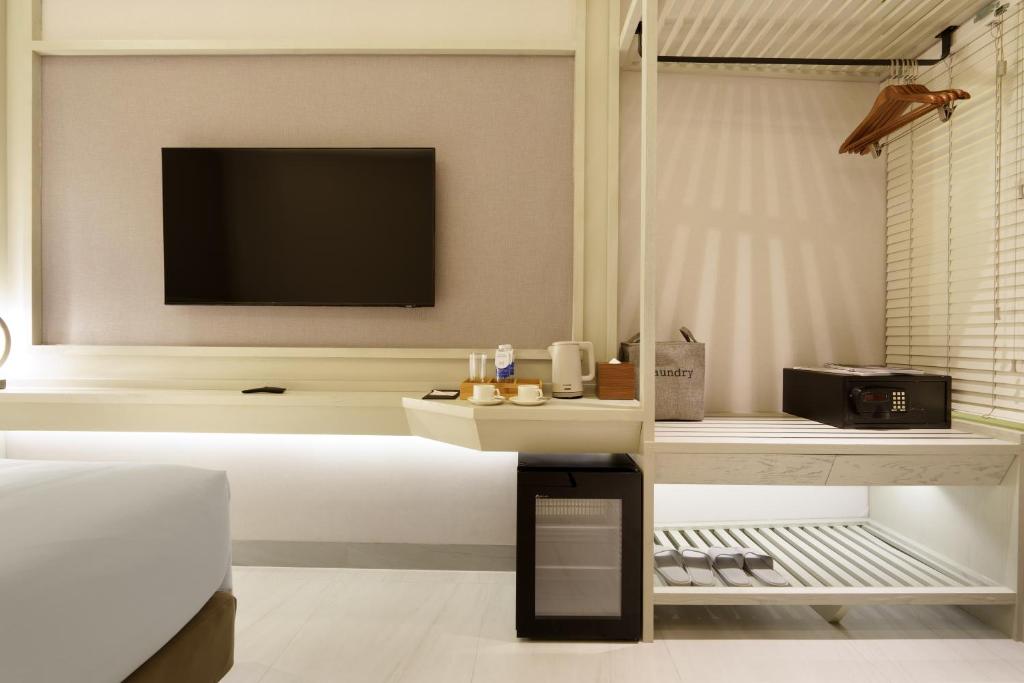 Junior Deluxe – No Window – Complimentary Daily Afternoon Tea & Welcome Minibar
