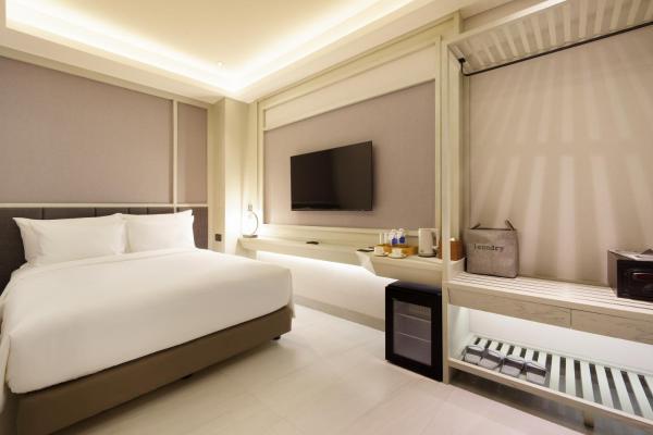 Junior Deluxe – No Window – Complimentary Daily Afternoon Tea & Welcome Minibar