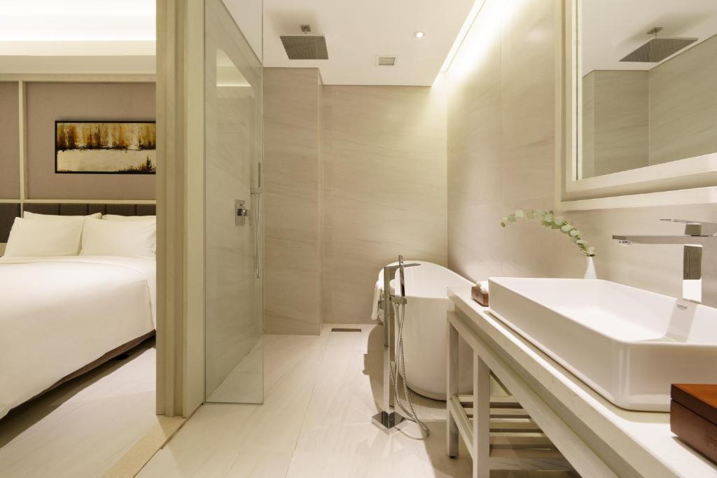 Deluxe Room – Window No View – Complimentary Daily Afternoon Tea & Welcome Minibar