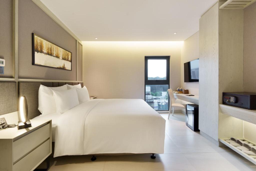 Executive Room – Complimentary Daily Afternoon Tea & Welcome Minibar