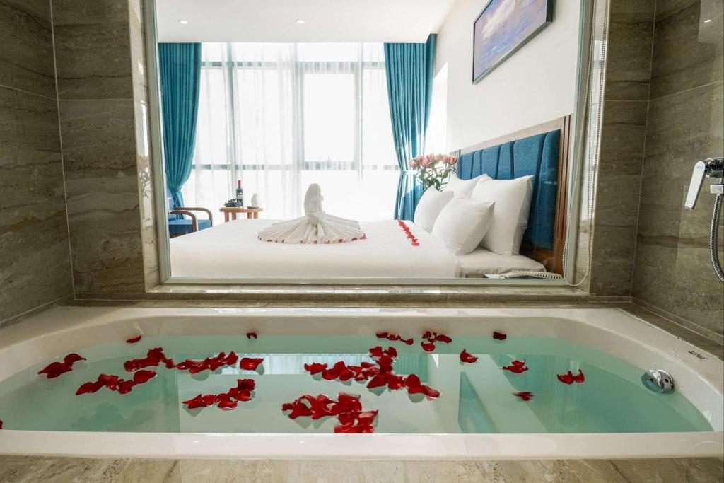 King Suite Seaside Bathtub
