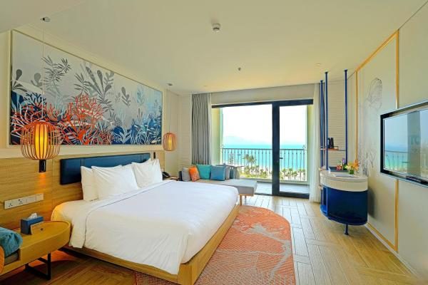 Phòng Premier Deluxe Có Ban Công Nhìn Ra Biển