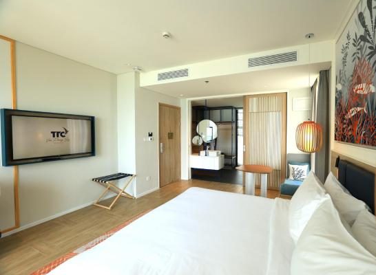 Phòng Premier Deluxe Có Ban Công Nhìn Ra Biển