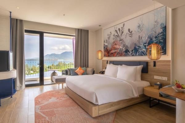 Phòng Premier Deluxe Có Ban Công Nhìn Ra Biển