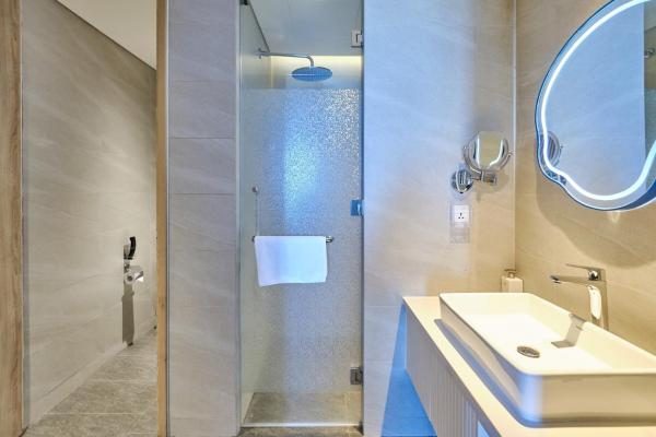 Phòng Deluxe Có Giường Cỡ King Với Ban Công Nhìn Ra Vườn