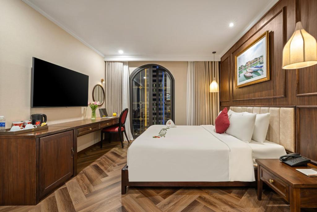 Special Offer – Suite Bathtub with Balcony and Partial Sea View