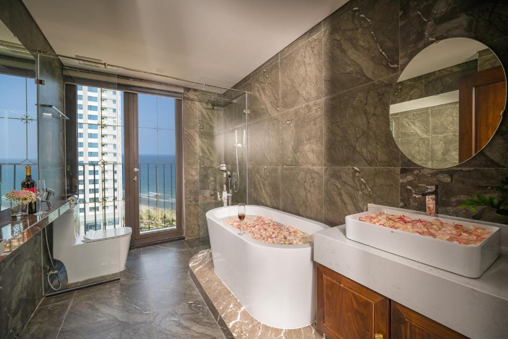 Special Offer – Suite Bathtub with Balcony and Partial Sea View