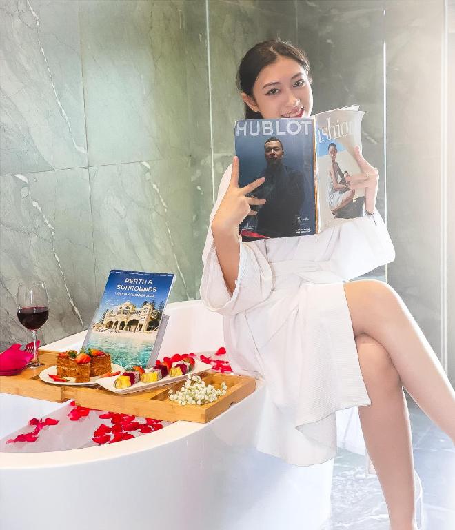 Special Offer – Suite Bathtub with Balcony and Partial Sea View