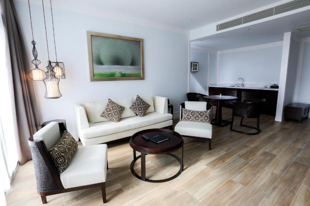 Monty Suite, King Bed, Golf View with Bathtub