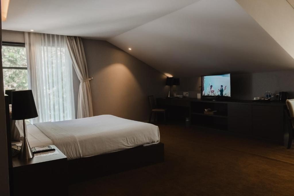 Phòng Deluxe Giường Đôi – Tầng Mái