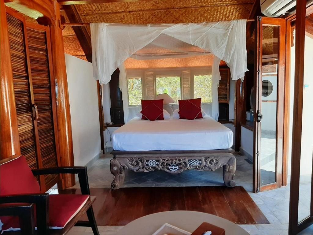 Phòng Giường Đôi Nhìn ra Biển – Phong cách Huế Cổ